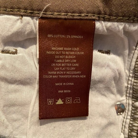 Kut from kloth Cathrine shorts Olive Green 8 knee - Picture 10 of 11